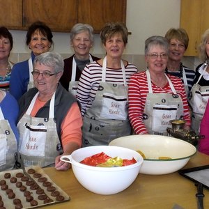 Die Goue Hande se dames staan â€œkosbareâ€ tyd af vir â€˜n foto om so gou moontlik weer met die dosyne koekies aan te gaan - spoggerig met hul pragtige â€œGoue Handeâ€ voorskote